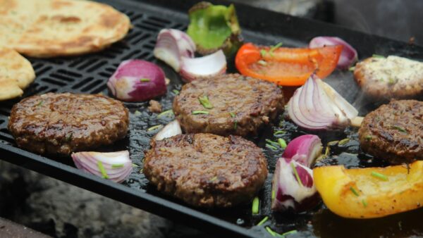 overheerlijke gerechten op de steelhand vuurkorf barbecue